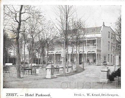 Bedrijven in Zeist0018, Hotel Parkoord 1904.jpg - Aan de Slotlaan hoek Wittelaan (Jagerlaan) werd in 1883 een nieuwe café geopend genaamd “ ’t Jagertje” en werd in 1900 verkocht aan Vincent Otto die heeft verbouwd tot Hotel Parkoord. En in 1911 overdeed aan A. Legeer. In 1924 vestigde hier Lingeriefabriek May & Co. Het pand heeft gestaan achter het poortje van de winkelgalerij aan de Slotlaan 239 en 243  Jac. Hensen modezaak. nu Parkeergarage Antonlaan (Slotlaan 2). Opname Anno 1904.